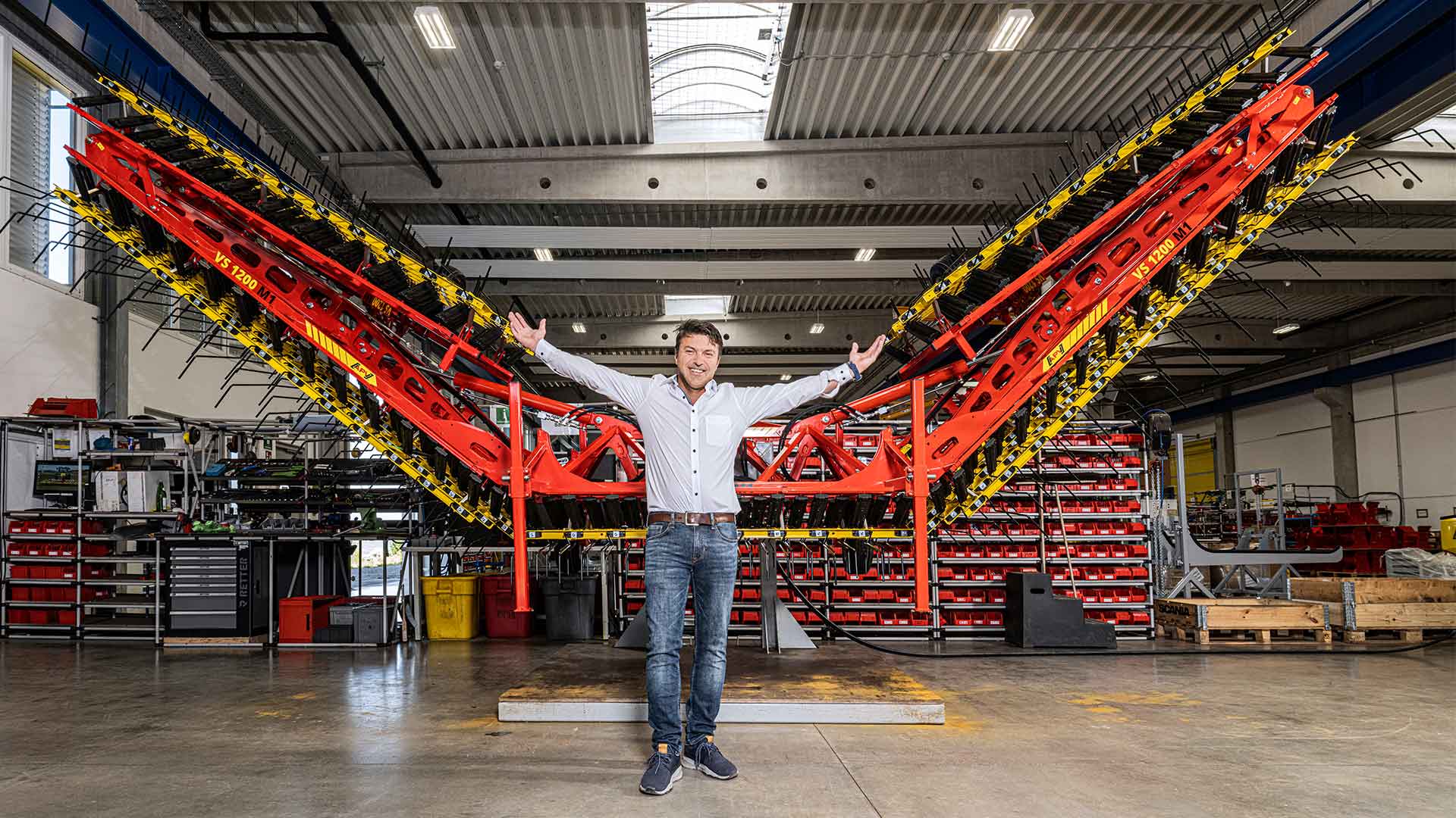 apv-impressum-hero APV Impressum | Jürgen Schöls vor dem Variostriegel von APV