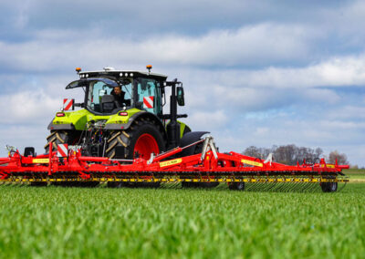 APV | Variostriegel 15 Meter Variostriegel und 16 Meter Variostriegel von APV für effiziente mechanische Unkrautbekämpfung und Bodenbelüftung auch für sensible Kulturen, Reihenkulturen und Dammkulturen