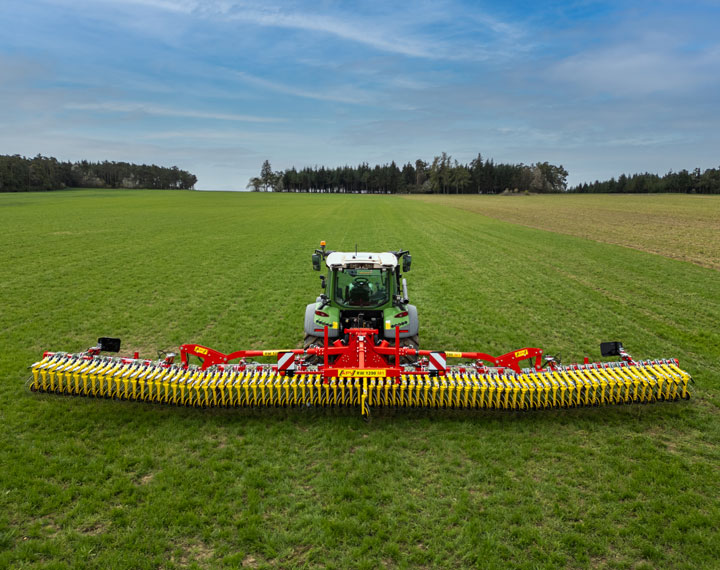 APV Produkte für Ackerkulturpflege: Rollstriegel, Mulchstriegel für verstopfungsfreies Krustenbrechen und mechanische Unkrautbekämpfung mit 12 Meter Arbeitsbreite