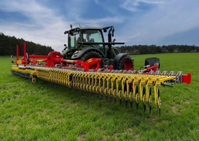 APV Produkte für Ackerkulturpflege: Rollstriegel, Mulchstriegel für verstopfungsfreies Krustenbrechen und mechanische Unkrautbekämpfung mit 12 Meter Arbeitsbreite