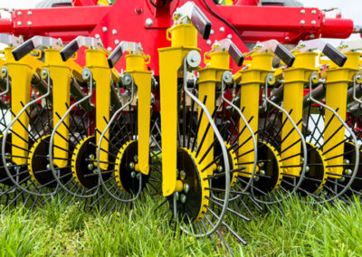 APV Produkte für Ackerkulturpflege: Rollstriegel, Mulchstriegel für verstopfungsfreies Krustenbrechen und mechanische Unkrautbekämpfung - rotierende Striegelringe einzeln in der Neigung verstellbar
