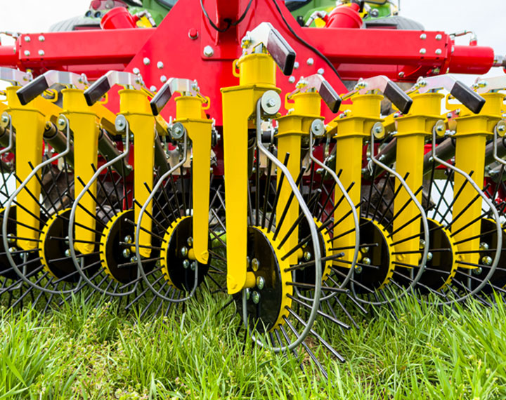 APV Produkte für Ackerkulturpflege: Rollstriegel, Mulchstriegel für verstopfungsfreies Krustenbrechen und mechanische Unkrautbekämpfung - rotierende Striegelringe einzeln in der Neigung verstellbar