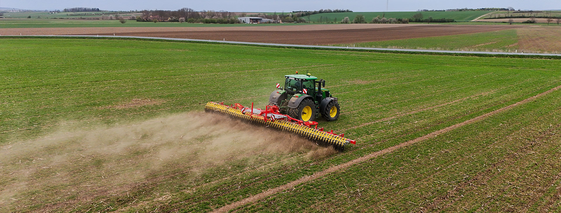02-APV-Produkte-Praezisionsrollhacke-zur-mechanischen-Unkrautbekämpfung-und-Krusten-brechen APV Produkte | Kulturpflege | Rollhacke mit aufgebautem pneumatischen Sägerät von APV für Untersaat im Soja