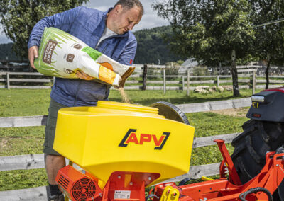APV | Grünlandkombi APV: Teilbare Grünlandkombi - Nachsaatsystem mit Frontstriegel, Sägerät für Breitsaat und Grünlandwalze für Bodenschluss. Arbeitsbreite 2,50 Meter