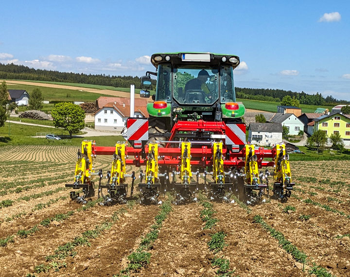 APV Hackgerät mit innovativer Fächerhacke zur mechanischen Unkrautbekämpfung und Kulturpflege in Reihenkulturen wie Soja, Mais, Kürbis