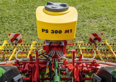 APV Produkte für Grünlandpflege und Grünlandtechnik - Grünlandstriegel mit aufgebautem pneumatischen Sägerät