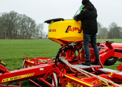 APV Grünlandpflege Nachsaatsystem Grünlandprofi inklusive Befülltreppe für Saatgutbefüllung