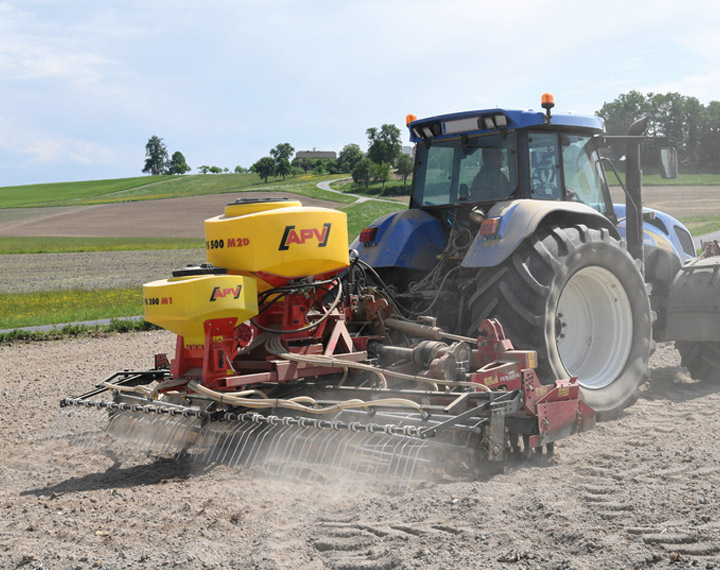 01-apv-pflanzenschutz-pneumatisches-saegeraet-fuer-duenger-ps500d APV Pflanzenschutz Sägeräte: Pneumatische Sägeräte und Streuer für Dünger und Mikrogranulate mit 500 Liter Fassungsvolumen