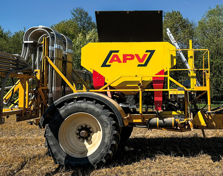 03-apv-pflanzenschutz-pneumatisches-saegeraet-fuer-duenger-xd APV Pneumatische Düngerstreuer und Sägeräte für Dünger und Mikrogranulate: XD mit 4.200 Liter Behälter, der größte Düngerstreuer von APV