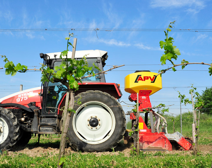 05-apv-pflanzenschutz-pneumatisches-saegeraet-fuer-duenger-ps300d APV Pflanzenschutz Sägeräte: Pneumatische Sägeräte und Streuer für Dünger und Mikrogranulate mit 300 Liter Fassungsvolumen
