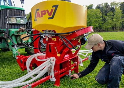 APV | Carrier systems APV Trägersysteme für Frontanwendung: Front Frame Trägergerät mit werkzeuglos montierbarem 600 kg Gewicht - Demontage Schritt 1