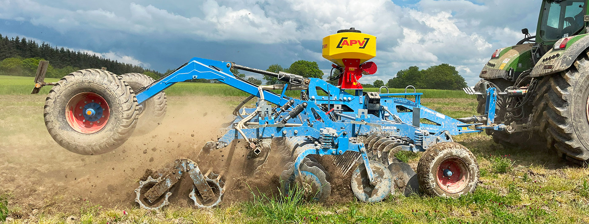 02-APV-Sätechnik-Pneumatische-Streuer-für-Zwischenfrucht-Nachsaat-Begrünung APV Pneumatische Sägeräte und Streuer als Aufbaustreuer auf Bodenbearbeitungsgeräten für Zwischenfruchtausbringung oder Nachsaat